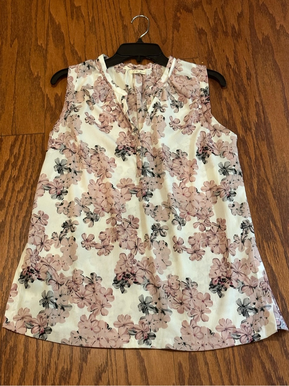 Anatilia femme Women’s Sleeveless Floral V-Neck Top, Pink and Black Floral, Med.